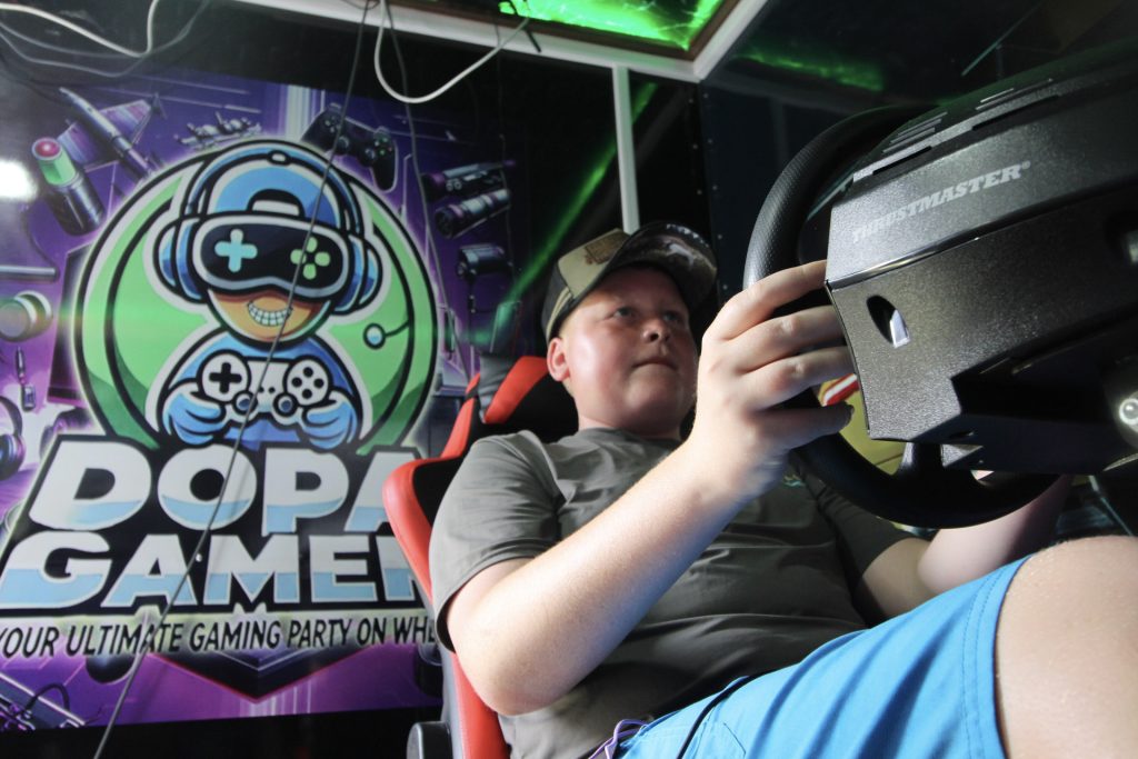 thrustmaster-steering-wheel-gaming-van